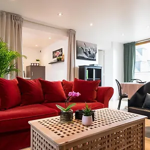 Apartment 2 Bedroom In The Heart Of The Old Town